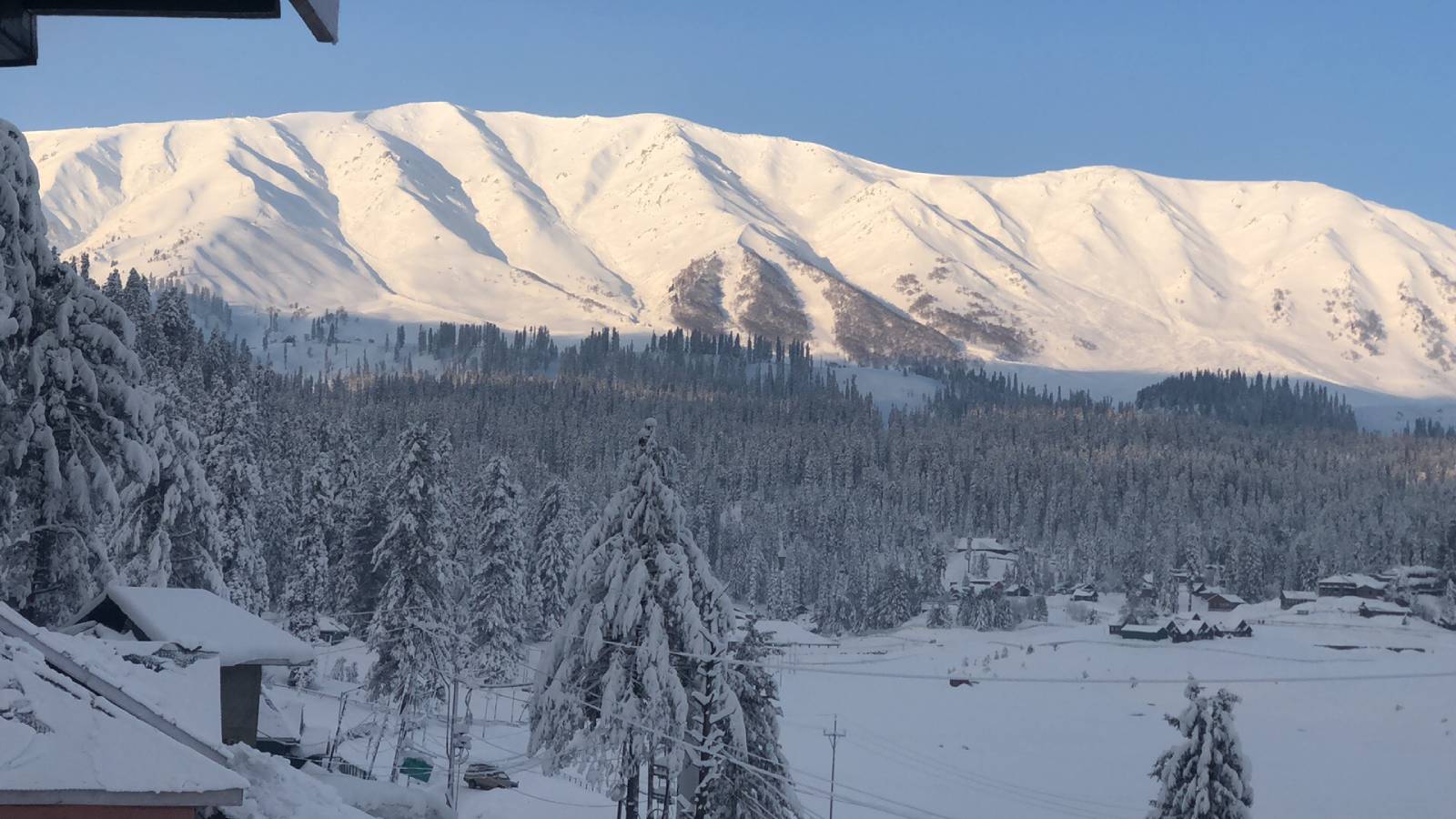 Snowing in Gulmarg ski resort